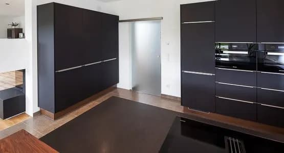 Schwarze Küche mit Bar und Holzelementen aus Kremsmünster Bezirk Kirchdorf 3