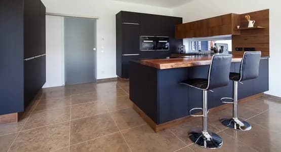 Schwarze Küche mit Bar und Holzelementen aus Kremsmünster Bezirk Kirchdorf 5