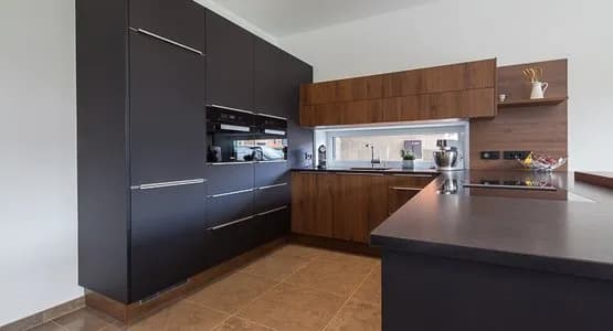 Schwarze Küche mit Bar und Holzelementen aus Kremsmünster Bezirk Kirchdorf 2