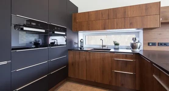 Schwarze Küche mit Bar und Holzelementen aus Kremsmünster Bezirk Kirchdorf 4