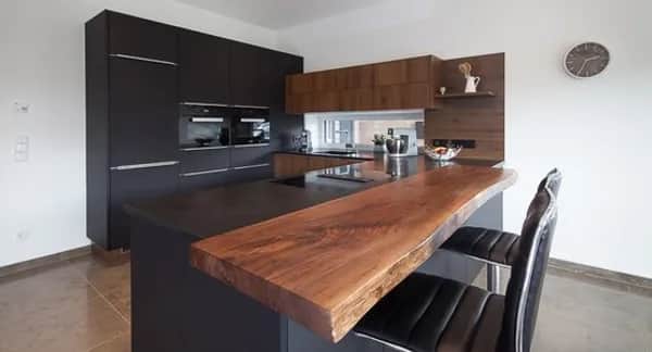 Schwarze Küche mit Bar und Holzelementen aus Kremsmünster Bezirk Kirchdorf